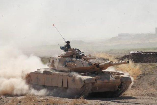 Habur&rsquo;Daki Tatbikatta Askerlerden Zırhlı Ara&ccedil;lı Taarruz 1