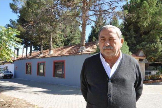 Diktiği Ağaçlara Kıyamadı, Restoranın Içinden Geçirdi