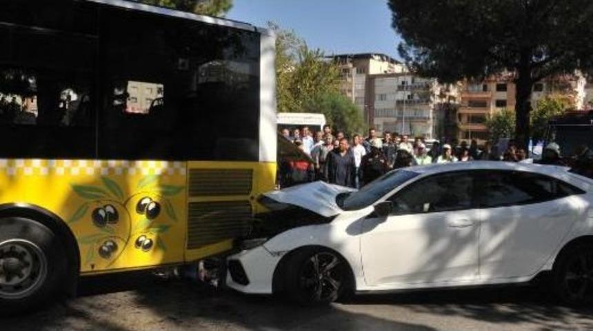 Belediye Otob&uuml;s&uuml;ne &Ccedil;arpan Otomobildeki 3 Kişi Yaralandı