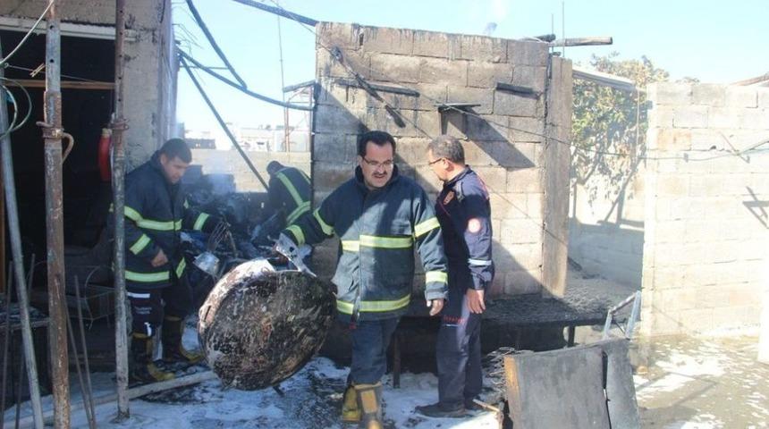 Evin Damındaki Odunluk Yandı