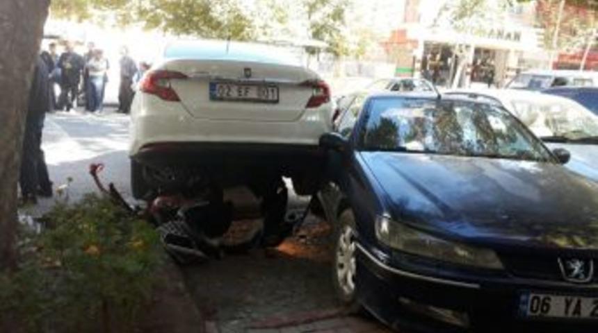 Otomobil Engelli Aracına &Ccedil;arptı