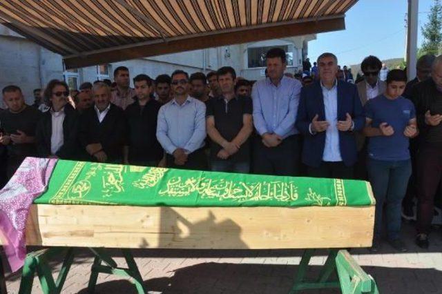 Akyazı'da Trafik Kazasında Ölen 3 Kişi Toprağa Verildi
