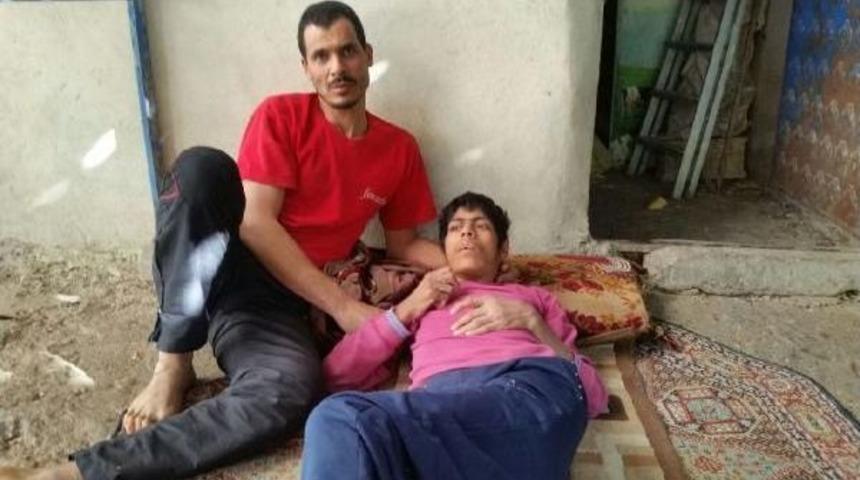 Yatağa Bağımlı Eşine 8 Yıldır &Ccedil;ocuğu Gibi Bakıyor