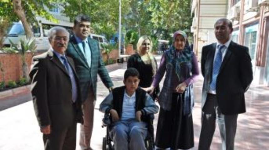 Engelli &Ouml;ğrenciye Ak&uuml;l&uuml; Tekerlekli Sandalye Verildi