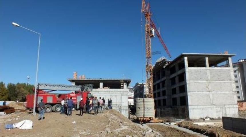 Selfie Çekmek Için Çıktığı 30 Metrelik Vinçte Korkudan Bayıldı