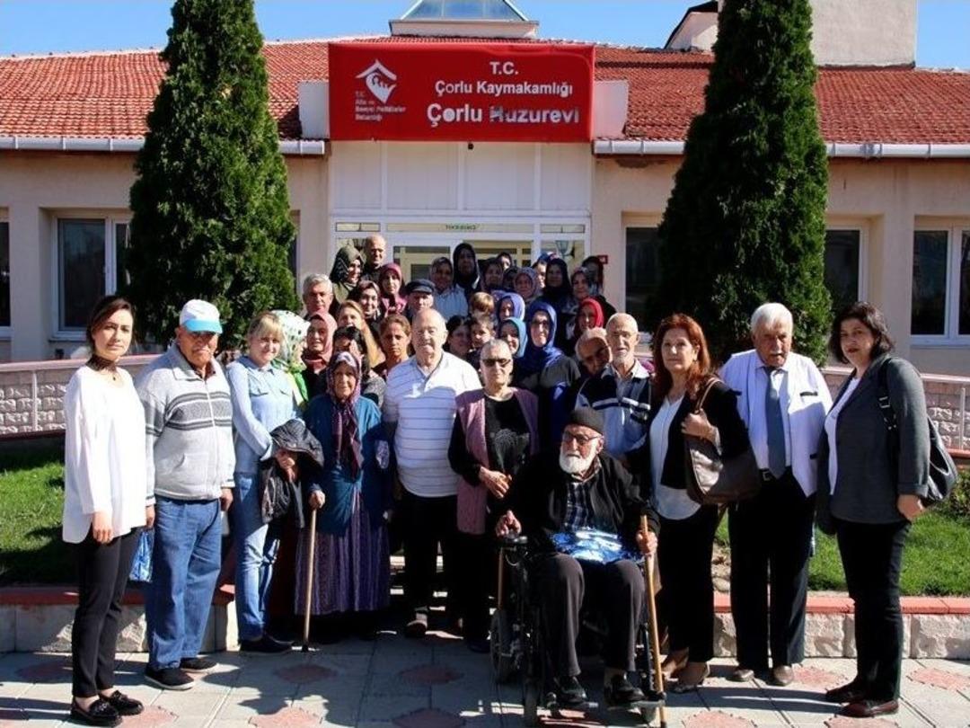 Kursiyerler Huzurevi Sakinleriyle Bir Araya Geldi