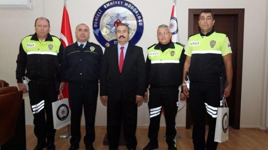 R&uuml;şvet Kabul Etmeyen Polisler &Ouml;d&uuml;llendirildi