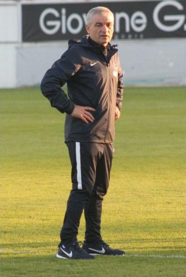 Teknik Direktör Çalımbay, Trabzonspor'da Ilk Antrenmanına Çıktı
