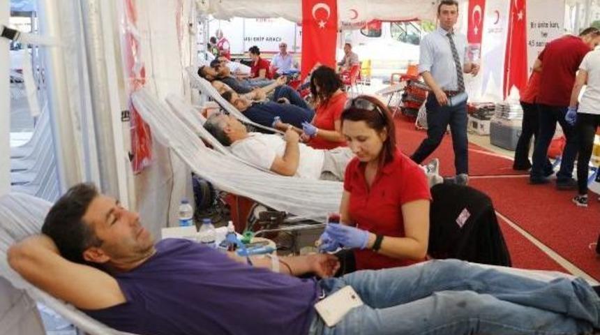 Antalyalı &Ouml;ğrenciler, Kan Bağışı Rekoru Kırdı