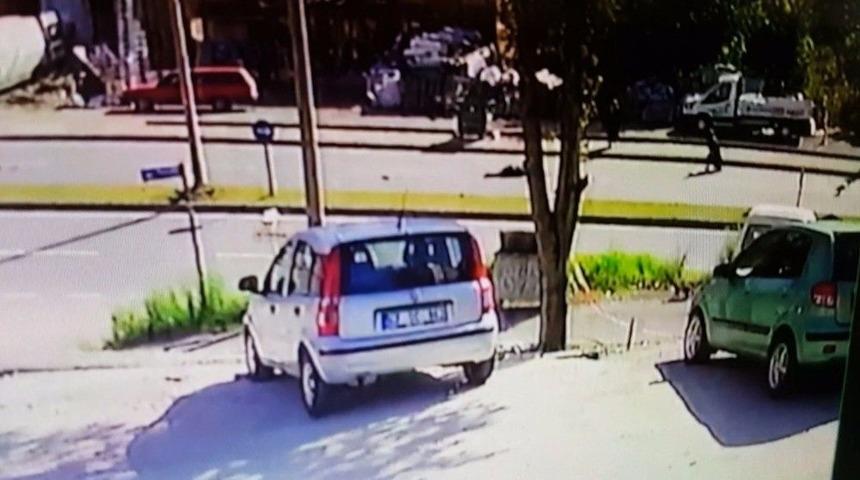 Hafifi Ticari Kamyonetin Kadına &Ccedil;arpması Kameralara Yansıdı