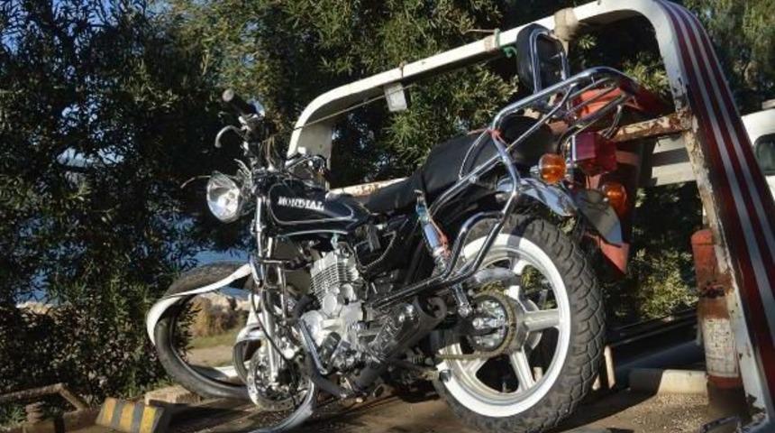 Kamyonetle &Ccedil;arpışan Motosikletin S&uuml;r&uuml;c&uuml;s&uuml; &Ouml;ld&uuml;