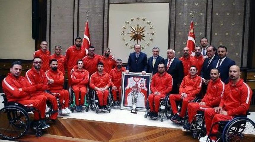 Cumhurbaşkanı Erdoğan, Ampute Futbol Takımı Ile Tekerlekli Sandalye Basketbol Takımı'nı Kabul Etti