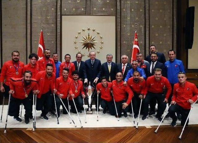 Cumhurbaşkanı Erdoğan, Ampute Futbol Takımı Ile Tekerlekli Sandalye Basketbol Takımı'nı Kabul Etti