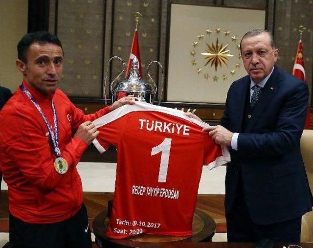 Cumhurbaşkanı Erdoğan, Ampute Futbol Takımı Ile Tekerlekli Sandalye Basketbol Takımı'nı Kabul Etti