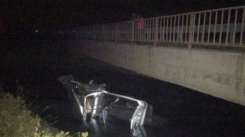 Pikap Kamyonete Çarpıp Su Kanalına Düştü: 3 Yaralı