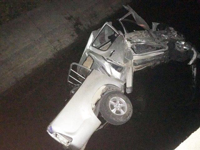 Pikap Kamyonete Çarpıp Su Kanalına Düştü: 3 Yaralı 2