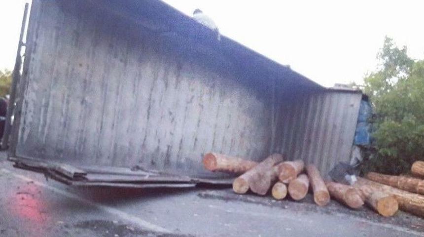 Tomruk Y&uuml;kl&uuml; Kamyon Devrildi: 2 Yaralı