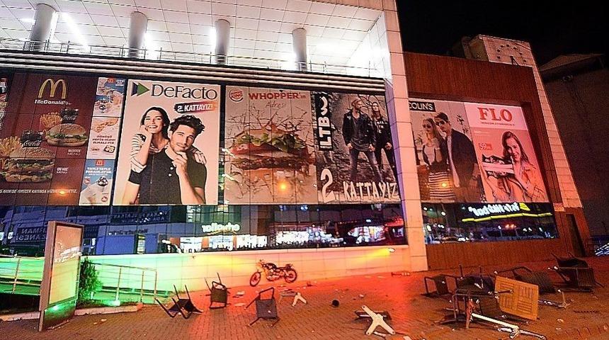 3 Kafadarın İntihar Şovu Alış Veriş Merkezini Savaş Alanına &Ccedil;evirdi