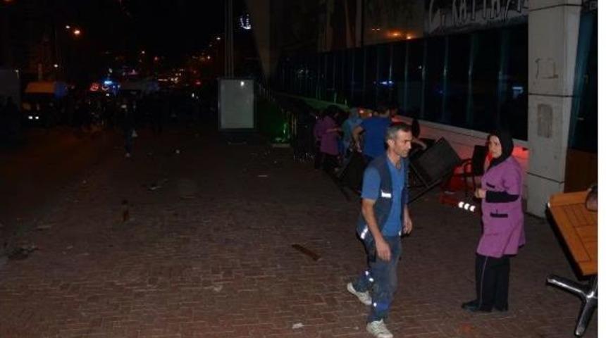 Karab&uuml;k'te Avm Terasında 'intihar Girişimi' Kavgası