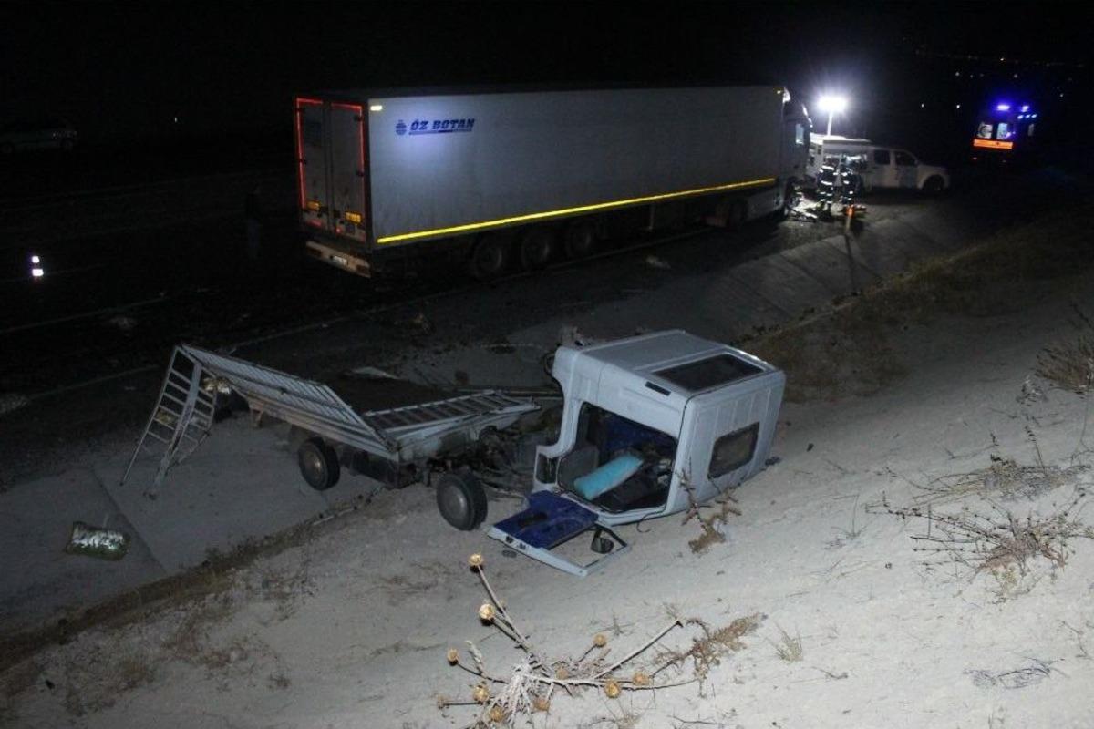 Tır Yol Kenarında Arıza Yapan Kamyonete &Ccedil;arptı: 2 Kişi Hayatını Kaybetti