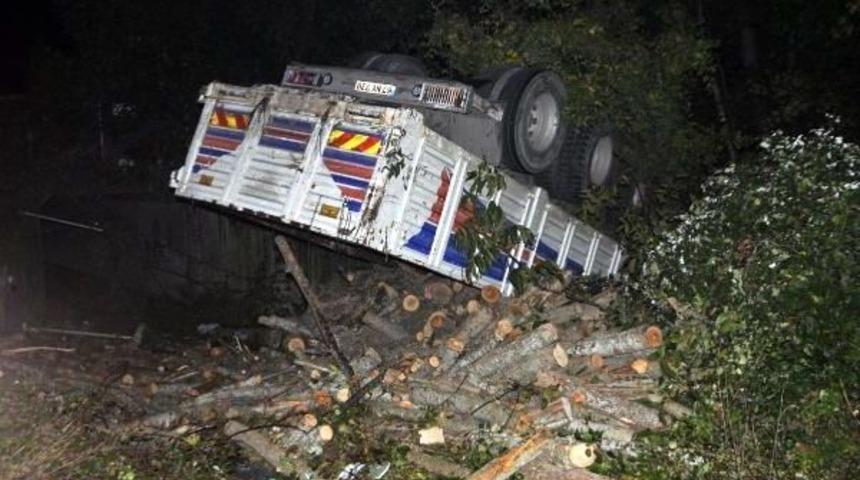 Odun Y&uuml;kl&uuml; Kamyon Devrildi: 1 &Ouml;l&uuml;, 1 Yaralı