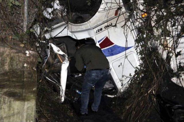 Odun Y&uuml;kl&uuml; Kamyon Devrildi: 1 &Ouml;l&uuml;, 1 Yaralı 2