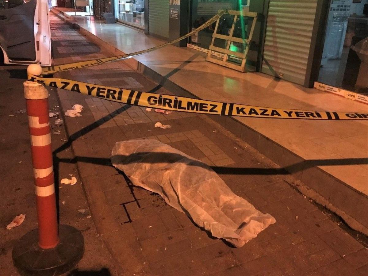 Ağabeylerinin Eve Kilitlediği Kız, &Ccedil;arşaflarını Birbirine Bağlayıp Sevgilisine Ka&ccedil;mak İsterken Canından Oldu