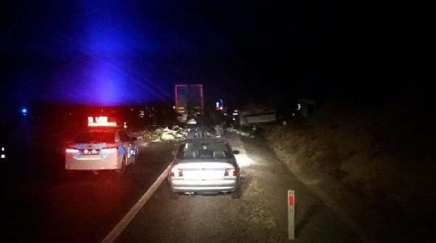 Adıyaman'da Tır, Kamyonete &Ccedil;aptı: 2 &Ouml;l&uuml;