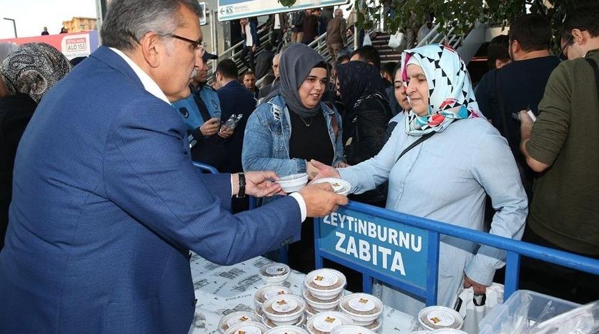 Metrob&uuml;s Ve Tramvay Yolcularına Aşure S&uuml;rprizi