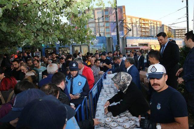 Metrob&uuml;s Ve Tramvay Yolcularına Aşure S&uuml;rprizi 1