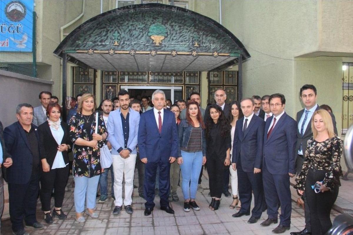 Vali Toprak K&uuml;lt&uuml;r Ve Sanat Merkezini Ziyaret Etti