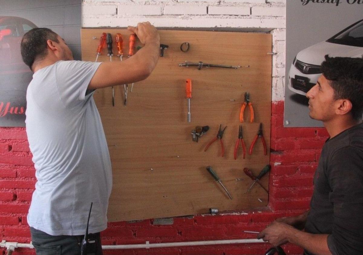 Tamirhanedeki Gizli B&ouml;lmeden Ruhsatsız Tabancalar &Ccedil;ıktı