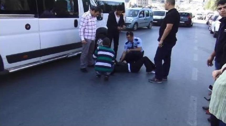 &Uuml;st Ge&ccedil;itin Altında Otomobil &Ccedil;arptı