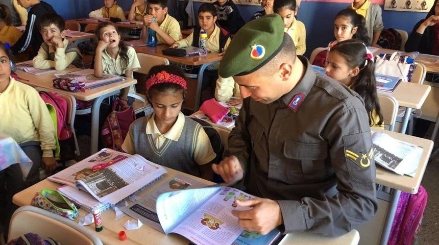 &Ccedil;erkezk&ouml;y&rsquo;de Jandarma &Ccedil;ocuk Dergisi Dağıtıldı