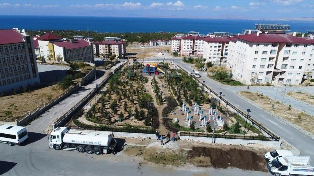 Edremit&rsquo;te T&uuml;m Parklar Yenileniyor