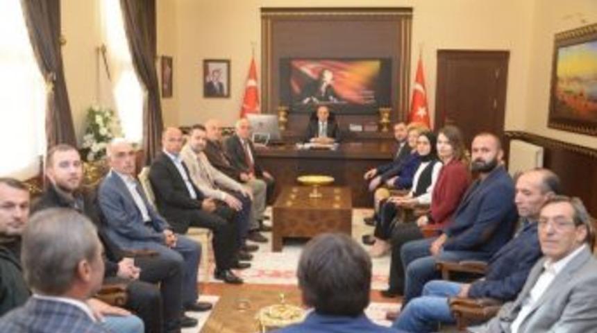 Vali &Ccedil;ift&ccedil;i, Ak Parti İl&ccedil;e Teşkilatını Makamında Ağırladı