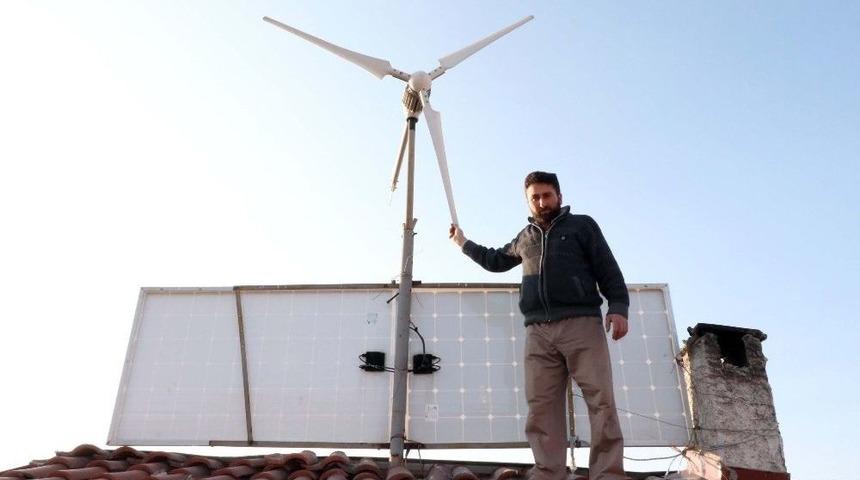 G&uuml;neş Ve R&uuml;zgarla Kendi Elektriğini Kendisi &Uuml;retiyor