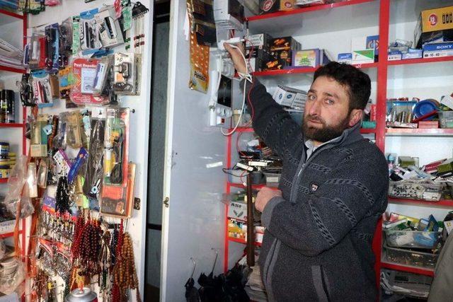 G&uuml;neş Ve R&uuml;zgarla Kendi Elektriğini Kendisi &Uuml;retiyor 1