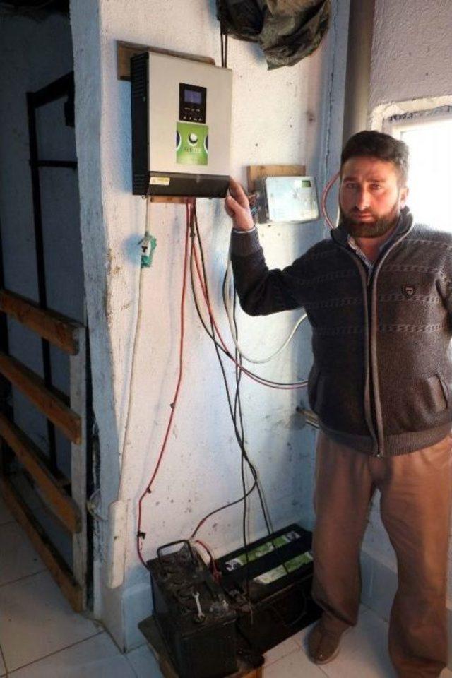 G&uuml;neş Ve R&uuml;zgarla Kendi Elektriğini Kendisi &Uuml;retiyor 2