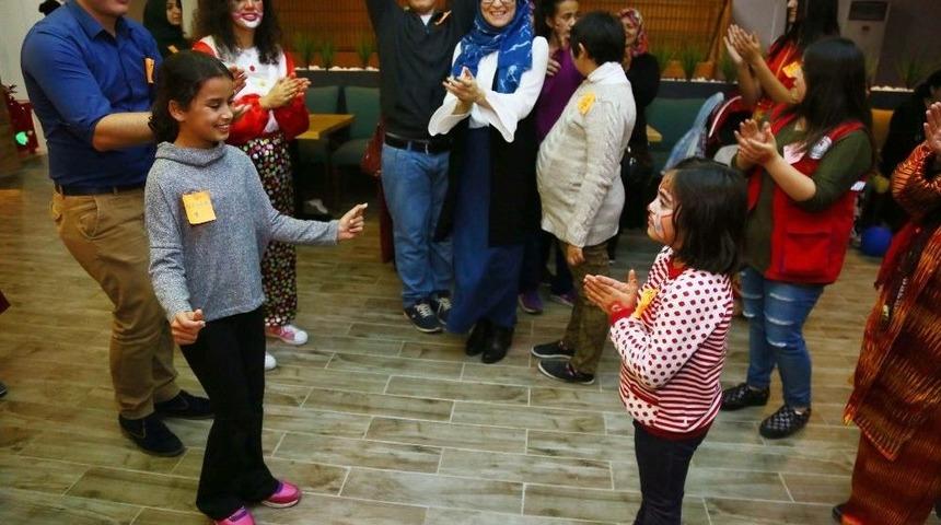 Engelli &Ccedil;ocuklara Doğum G&uuml;n&uuml; S&uuml;rprizi