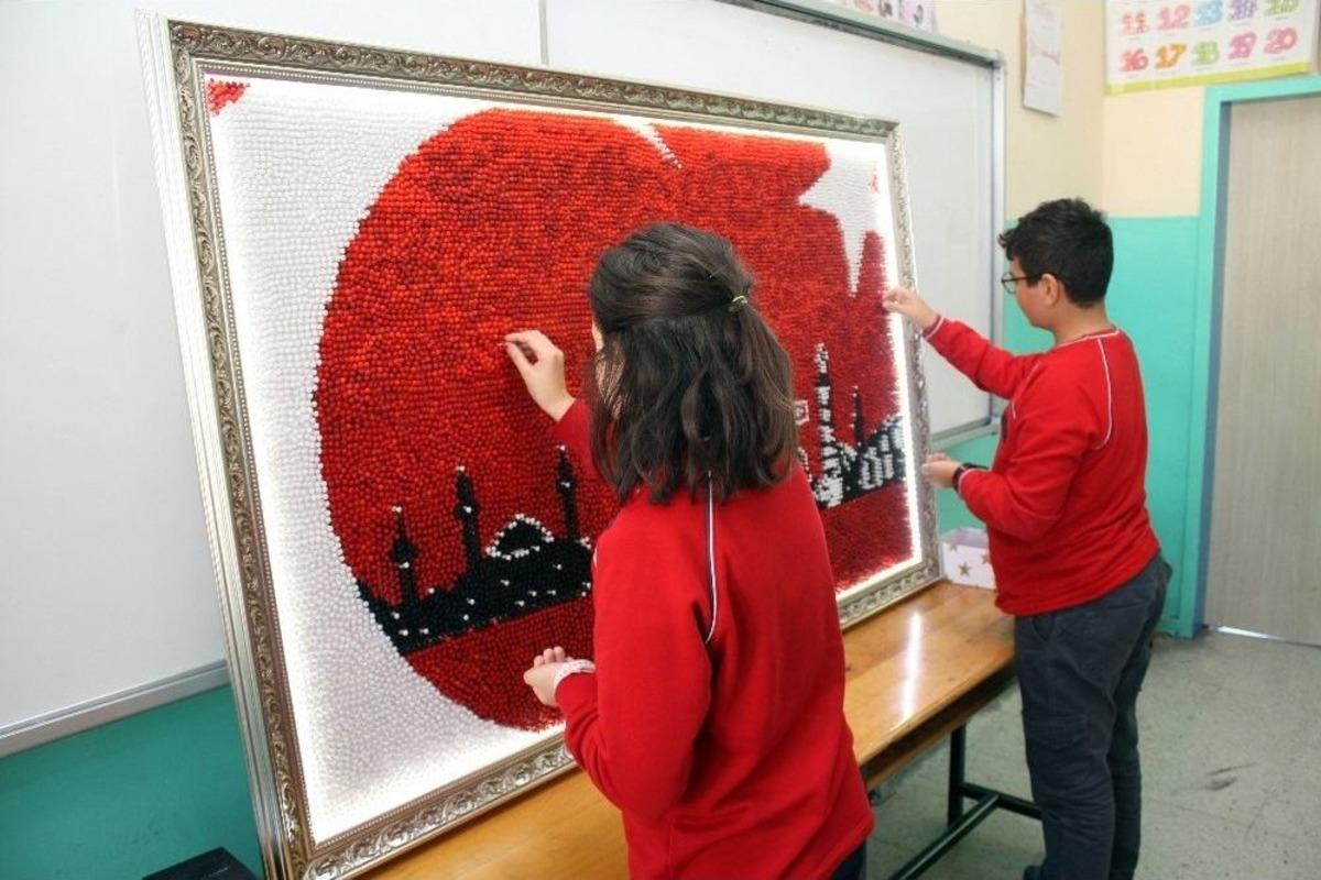 Yirmi G&uuml;nde 20 Bin &Ccedil;ivi Kullanarak T&uuml;rk Bayrağı Yaptılar