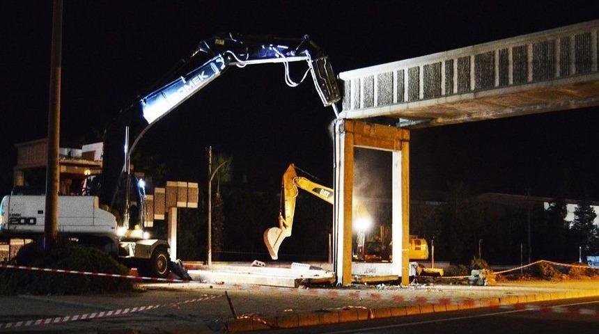 T&uuml;rkeş&rsquo;in A&ccedil;tığı &Uuml;st Ge&ccedil;it Yıkıldı
