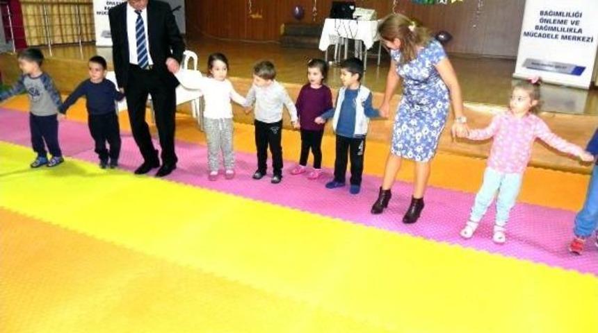 Kaymakam 'teknoloji Bağımlılığına' Karşı Masal Okudu, Miniklerle Oynadı