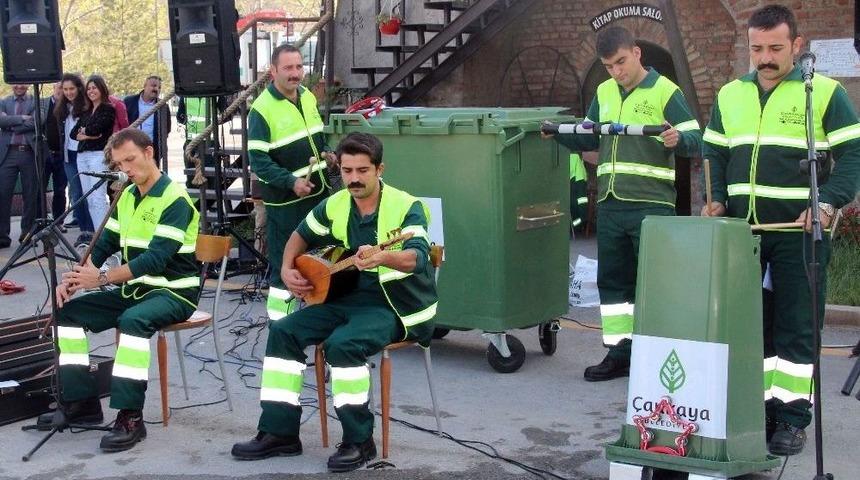 Temizlik İş&ccedil;ileri &Ccedil;&ouml;pten M&uuml;zik &Ccedil;ıkardı