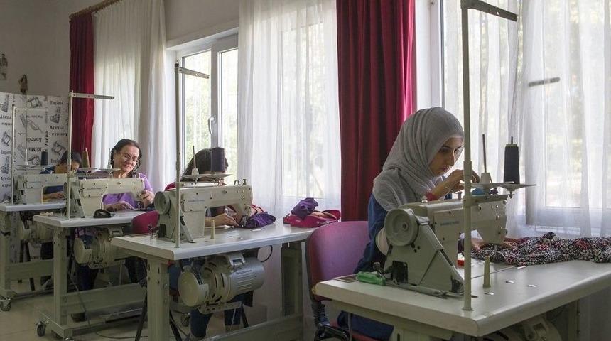 Sincan&rsquo;da Meslek Edindirme Kursları Devam Ediyor