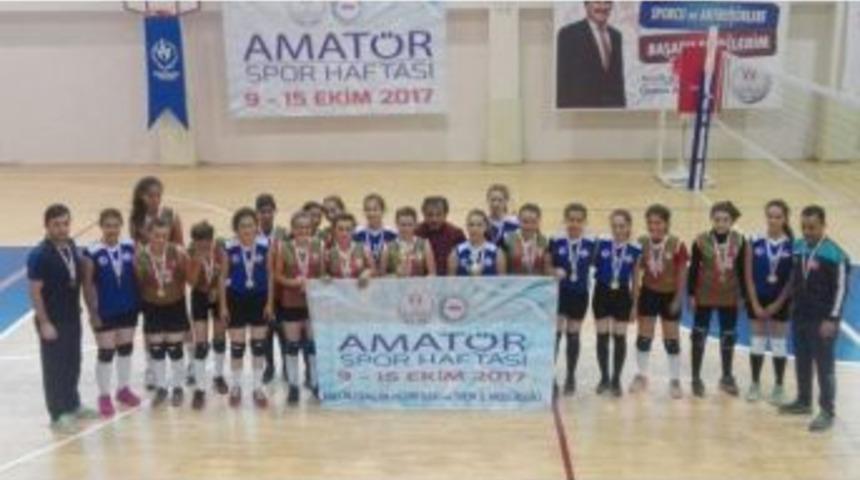 1308 Osmaneli Belediye Spor Kız Voleybol Takımı İkincilik Kupasıyla D&ouml;nd&uuml;