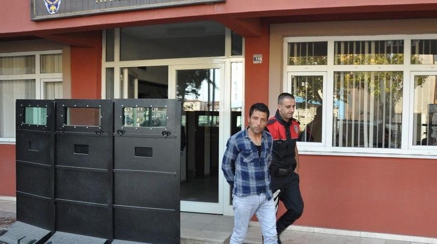 &Ccedil;aldığı &Ccedil;antayı Karakol Duvarına Bıraktı, Polisler Alarma Ge&ccedil;ti