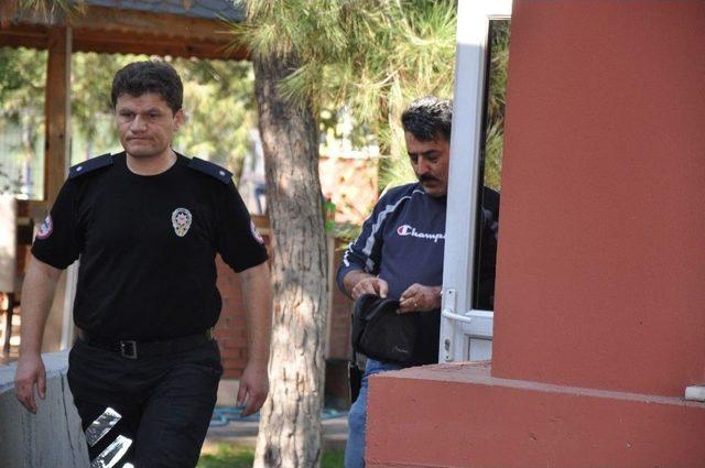 &Ccedil;aldığı &Ccedil;antayı Karakol Duvarına Bıraktı, Polisler Alarma Ge&ccedil;ti 1