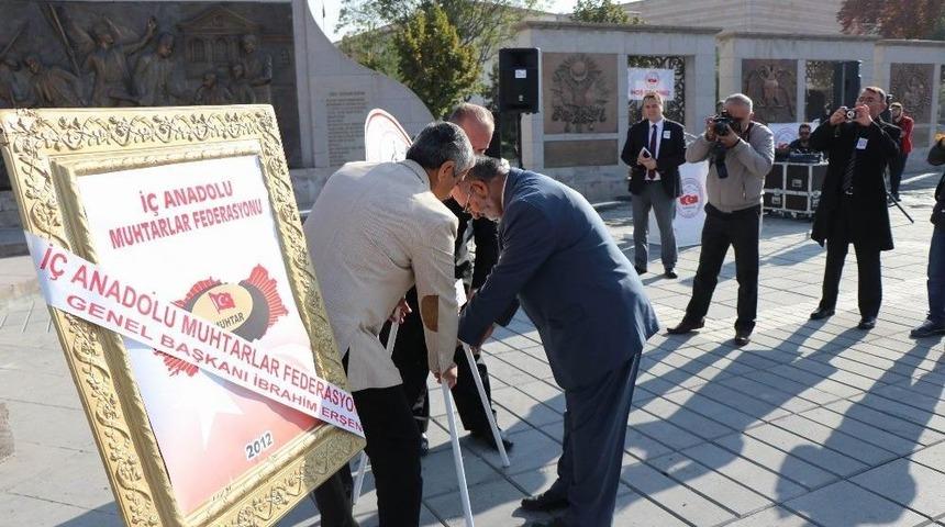 Muhtarlar Atat&uuml;rk Anıtı&rsquo;na &Ccedil;elenk Bıraktı