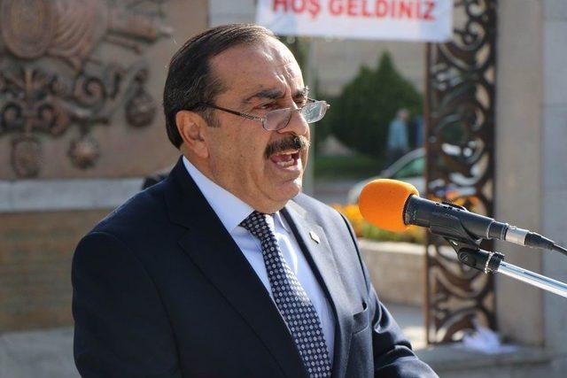 Muhtarlar Atat&uuml;rk Anıtı&rsquo;na &Ccedil;elenk Bıraktı 1